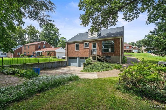 2956 Andover Drive, St Louis, MO 63121