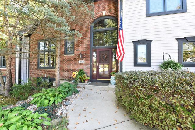 19125 HiView DRIVE, Brookfield, WI 53045