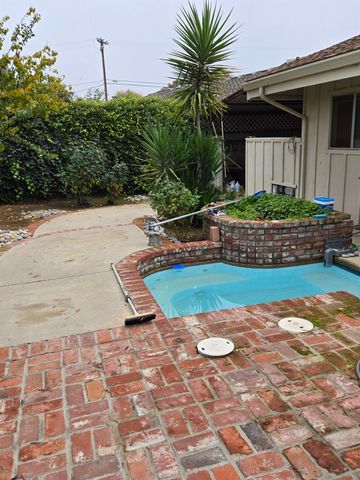 5867 E Club View Drive, Fresno, CA 93727