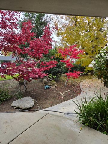 5867 E Club View Drive, Fresno, CA 93727