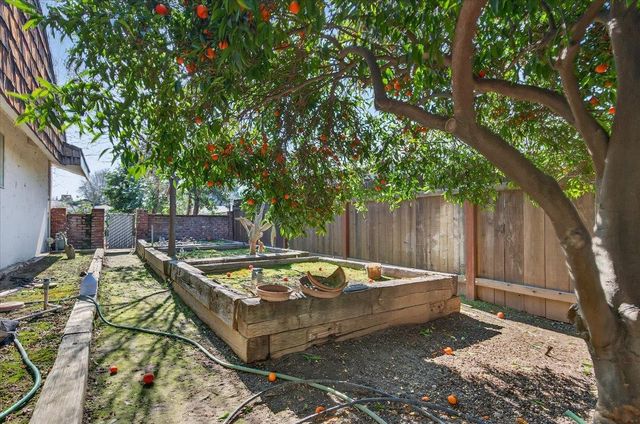 5867 E Club View Drive, Fresno, CA 93727