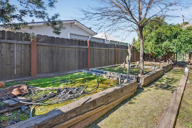 5867 E Club View Drive, Fresno, CA 93727