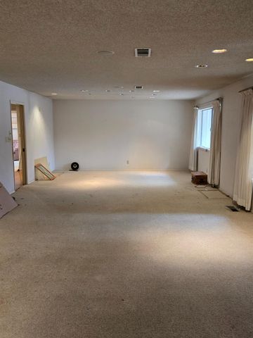 5867 E Club View Drive, Fresno, CA 93727