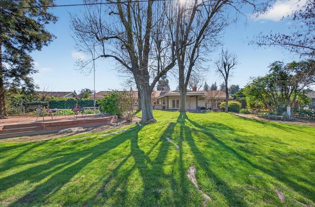 5867 E Club View Drive, Fresno, CA 93727