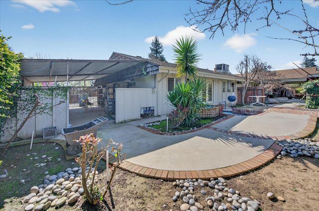 5867 E Club View Drive, Fresno, CA 93727