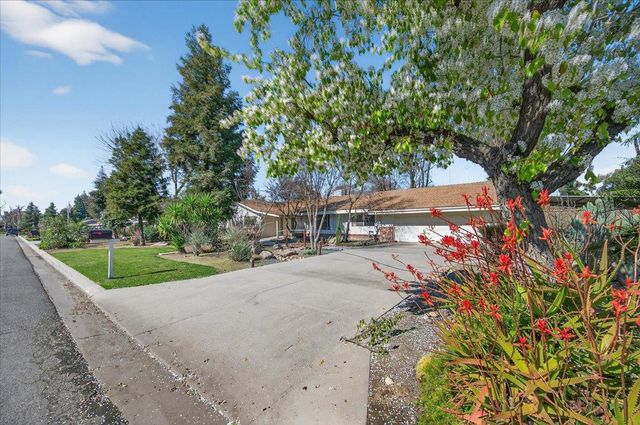 5867 E Club View Drive, Fresno, CA 93727