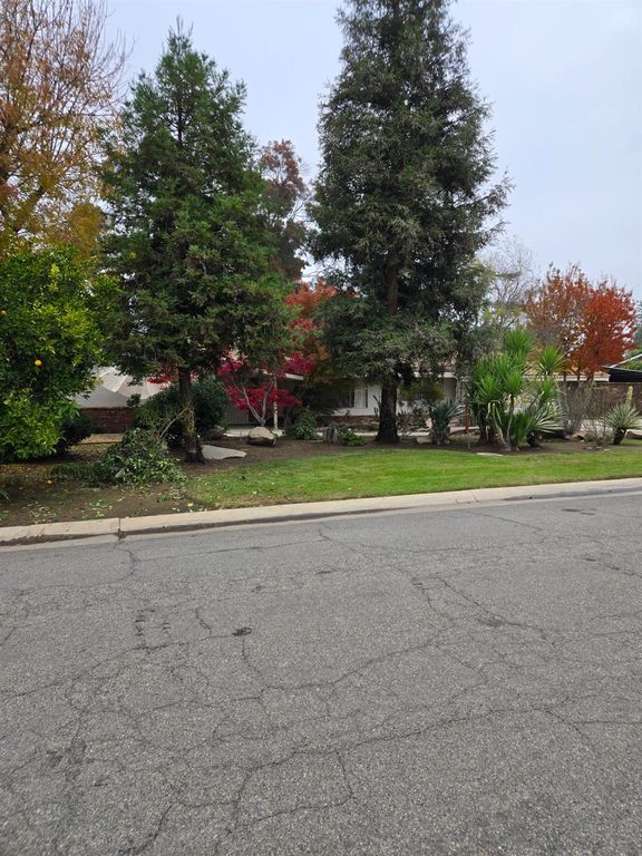 5867 E Club View Drive, Fresno, CA 93727