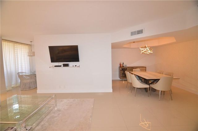 19355 Turnberry Way 7-L, Aventura, FL 33180