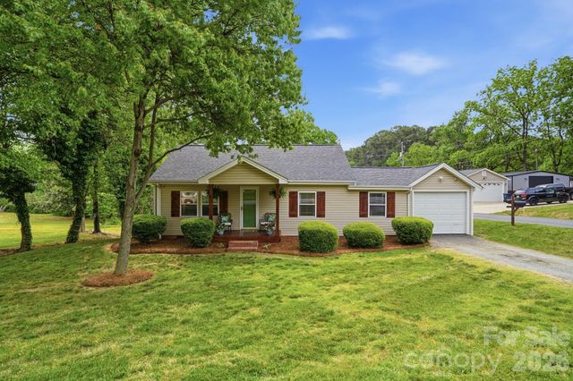 215 W Dallas Road, Stanley, NC 28164