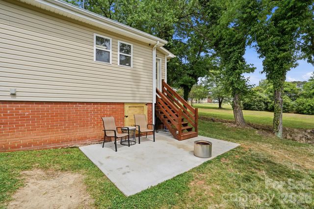 215 W Dallas Road, Stanley, NC 28164
