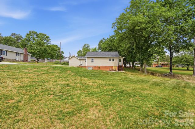 215 W Dallas Road, Stanley, NC 28164