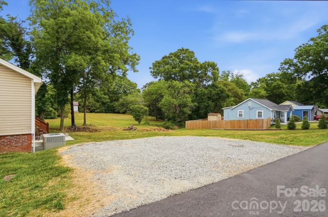 215 W Dallas Road, Stanley, NC 28164