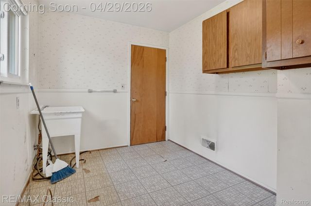 36365 6 Mile Road, Livonia, MI 48152