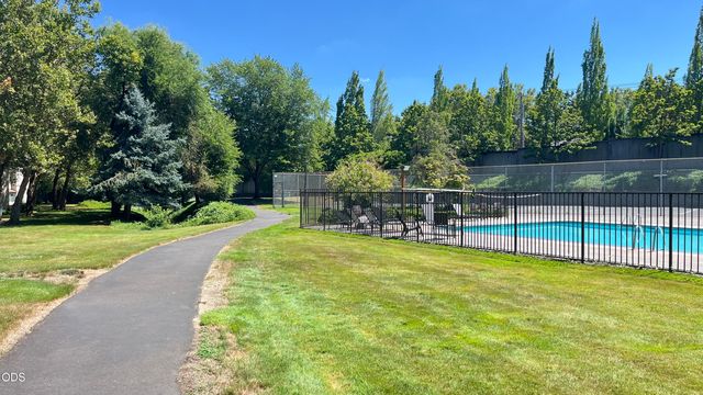 9925 SW Trapper Terrace, Beaverton, OR 97008