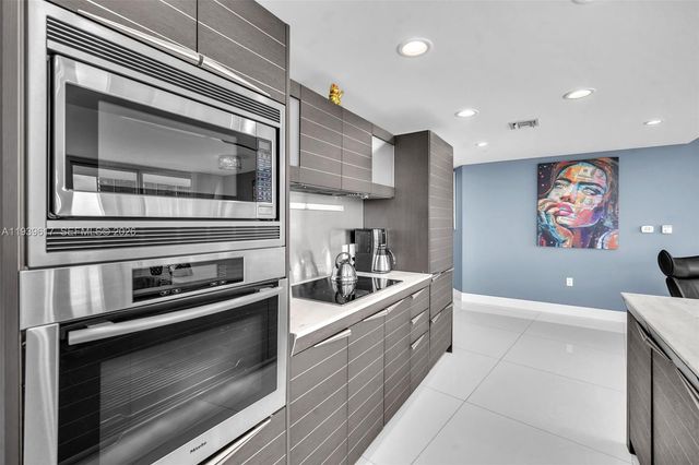 200 Biscayne Boulevard Way 4202, Miami, FL 33131