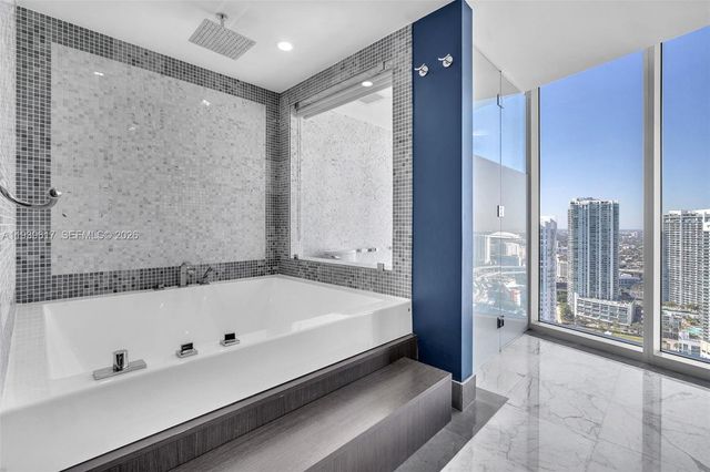 200 Biscayne Boulevard Way 4202, Miami, FL 33131