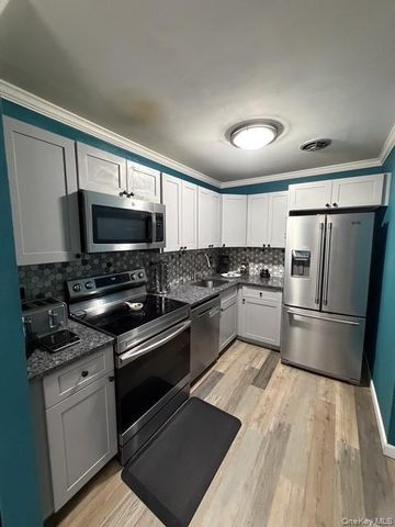 100 Connetquot Ave 36, East Islip, NY 11730