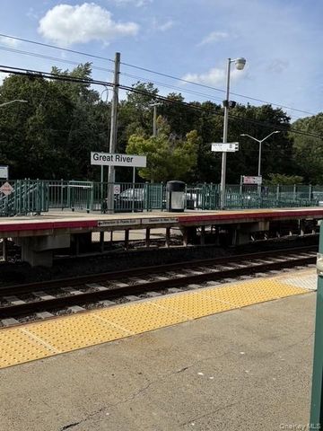 100 Connetquot Ave 36, East Islip, NY 11730