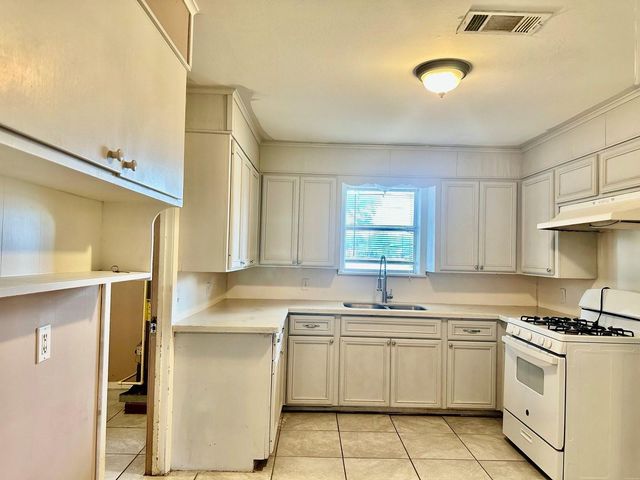 1100 Frost Street, Rosenberg, TX 77471
