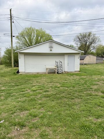 417 7th St, Lawrenceburg, TN 38464
