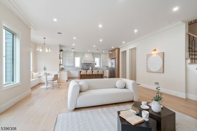 333 Harrison St, Paramus Boro, NJ 07652