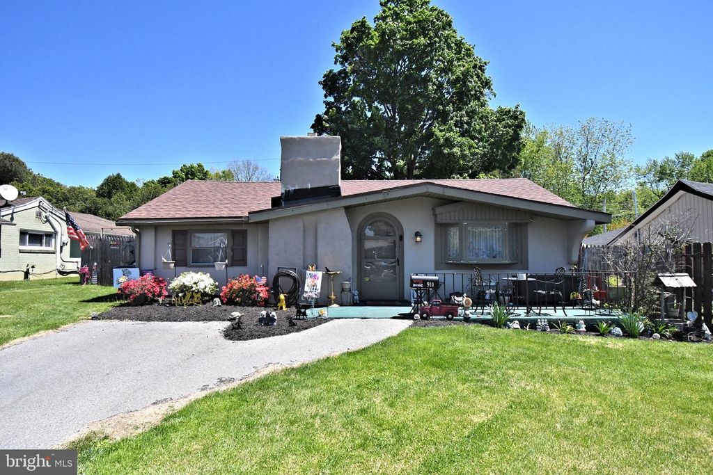 910 FERNWOOD ST, Emmaus, PA 18049
