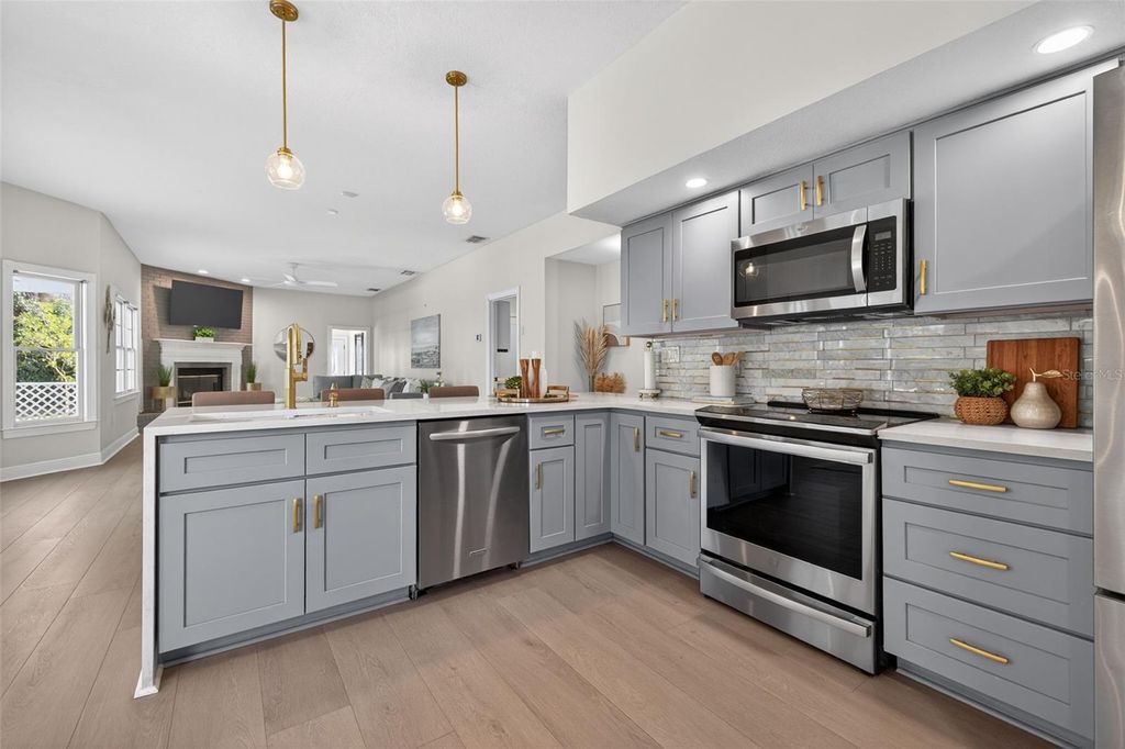 Image 12 of property listing at 8667 BURNING TREE CIRCLE, Seminole, FL 33777