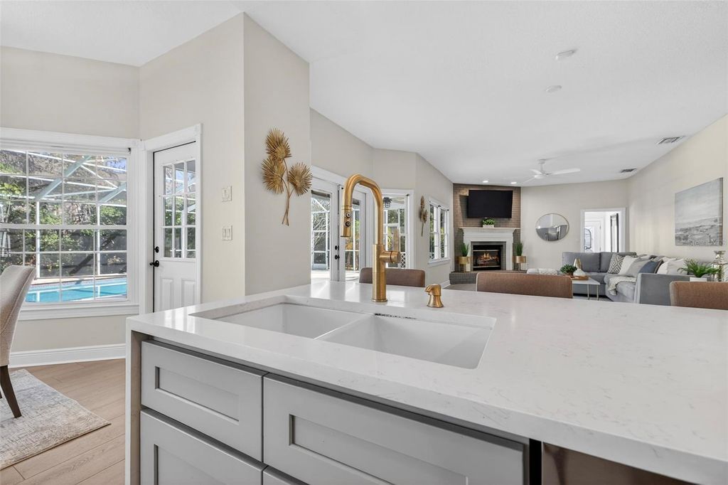 Image 18 of property listing at 8667 BURNING TREE CIRCLE, Seminole, FL 33777