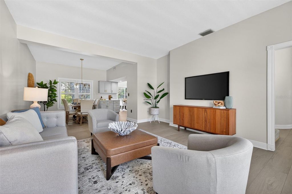 Image 7 of property listing at 8667 BURNING TREE CIRCLE, Seminole, FL 33777