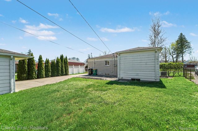 22952 Tuck Road, Farmington Hills, MI 48336