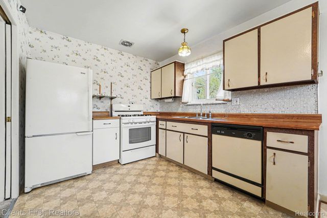 22952 Tuck Road, Farmington Hills, MI 48336