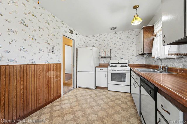 22952 Tuck Road, Farmington Hills, MI 48336