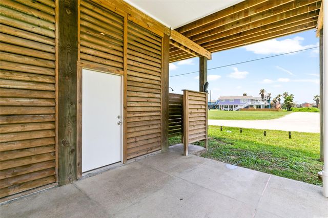 110 Pelican Place, Surfside Beach, TX 77541