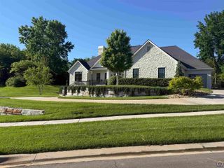 5727 SW 44th Ct, Topeka, KS 66610