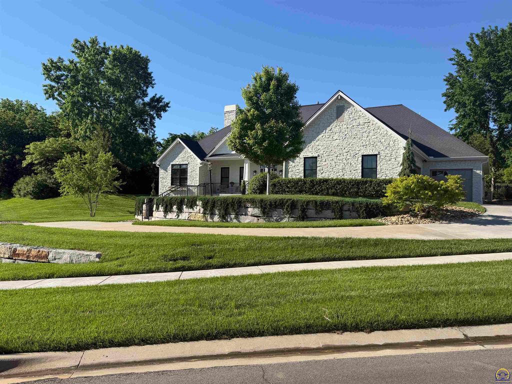 5727 SW 44th Ct, Topeka, KS 66610