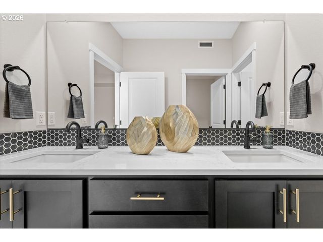 331 W MAPLE St, Washougal, WA 98671
