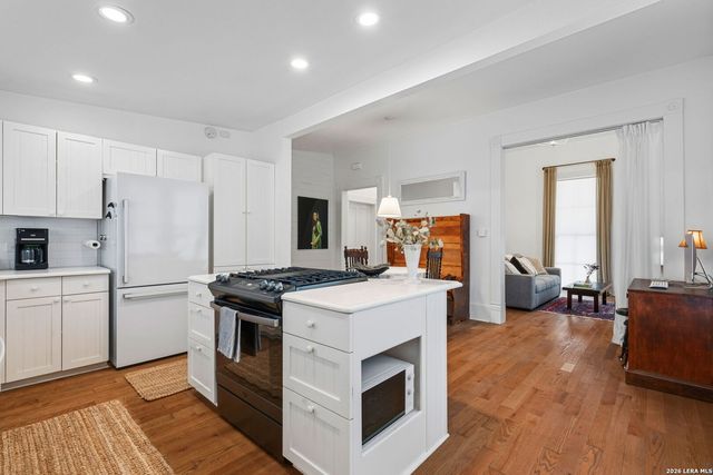 906 E CARSON ST, San Antonio, TX 78208