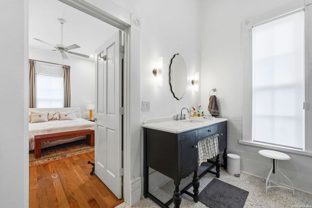 906 E CARSON ST, San Antonio, TX 78208