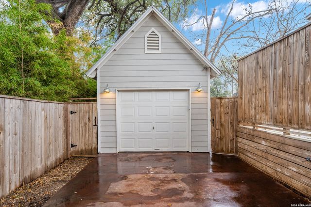 906 E CARSON ST, San Antonio, TX 78208