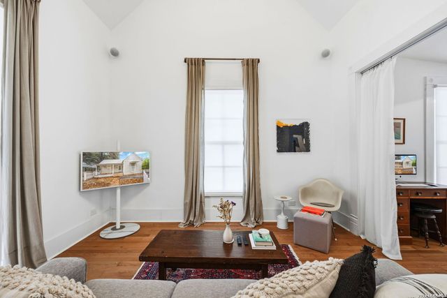 906 E CARSON ST, San Antonio, TX 78208