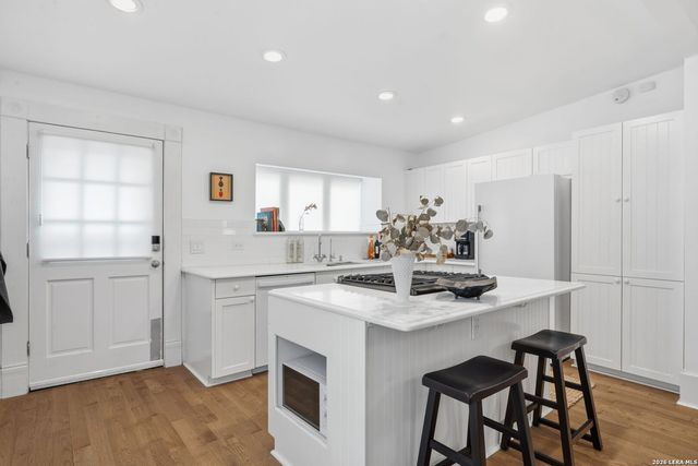 906 E CARSON ST, San Antonio, TX 78208