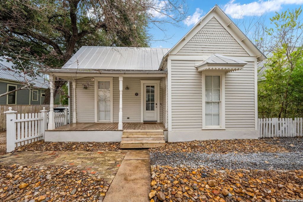 906 E CARSON ST, San Antonio, TX 78208