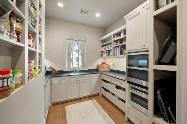 1110 Lone Star Drive, Houston, TX 77055