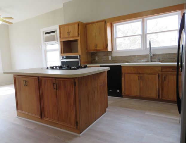 911 W Live Oak St, Coleman, TX 76834