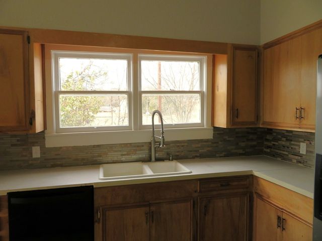 911 W Live Oak St, Coleman, TX 76834