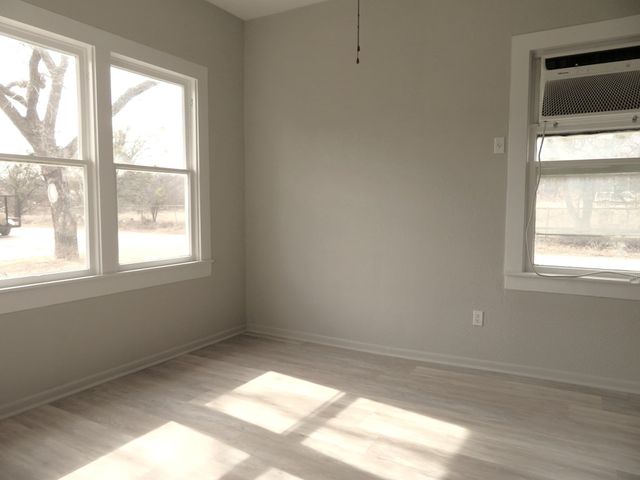 911 W Live Oak St, Coleman, TX 76834