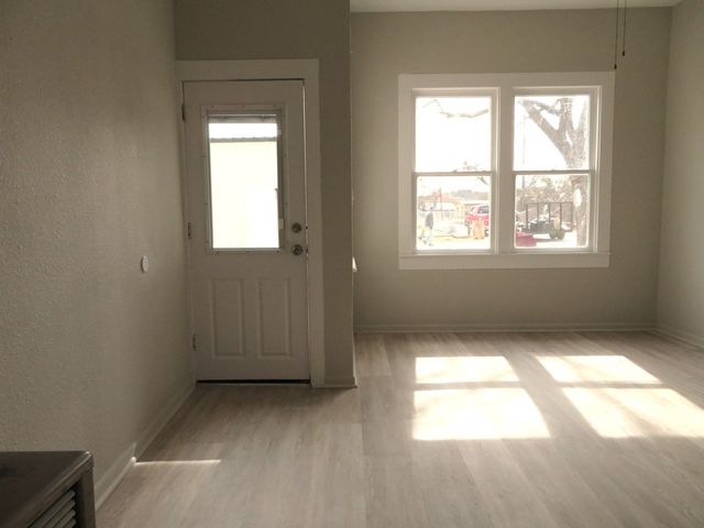 911 W Live Oak St, Coleman, TX 76834