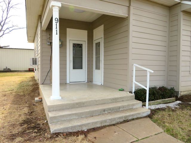 911 W Live Oak St, Coleman, TX 76834