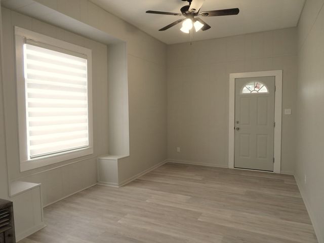 911 W Live Oak St, Coleman, TX 76834