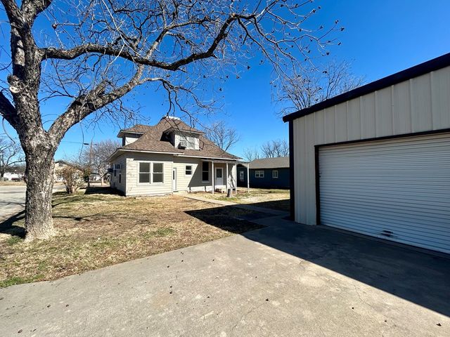 911 W Live Oak St, Coleman, TX 76834